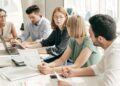 Liderança estratégica em equipes com executivos reunidos discutindo estratégias e decisões conjuntas