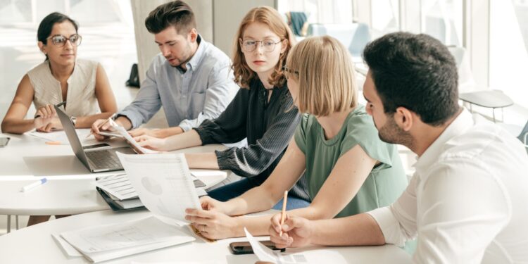 Liderança estratégica em equipes com executivos reunidos discutindo estratégias e decisões conjuntas
