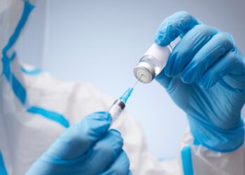Profissionais em laboratório farmacêutico representam como as compras públicas na saúde impulsionam inovação e produção nacional