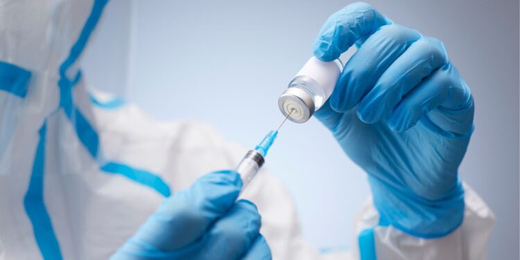 Profissionais em laboratório farmacêutico representam como as compras públicas na saúde impulsionam inovação e produção nacional