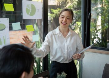 Liderança para sustentabilidade nas empresas orientando equipes e estratégias de gestão sustentável.