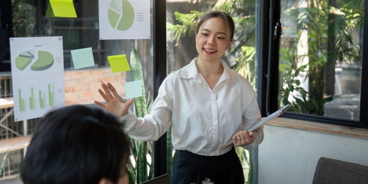 Liderança para sustentabilidade nas empresas orientando equipes e estratégias de gestão sustentável.